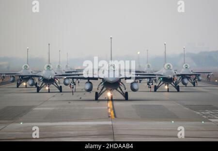 Chiayi, Chiayi, Taiwan. 5th Jan 2022. I jet fighter F-16V sono visti tassare sulla pista alla base dell'aeronautica militare, mentre l'esercito taiwanese conduce un trivello per il miglioramento della preparazione prima del Capodanno cinese, tra le crescenti minacce della Cina. Taiwan ha dovuto far fronte a minacce intensificanti da parte di Pechino, tra cui un numero record di aerei da guerra PLA che volano nella sua ADIZ, mentre gli Stati Uniti hanno approvato ulteriori vendite di armi a Taipei. (Credit Image: © Daniel Ceng Shou-Yi/ZUMA Press Wire) Credit: ZUMA Press, Inc./Alamy Live News Foto Stock