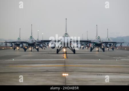 Chiayi, Chiayi, Taiwan. 5th Jan 2022. I jet fighter F-16V sono visti tassare sulla pista alla base dell'aeronautica militare, mentre l'esercito taiwanese conduce un trivello per il miglioramento della preparazione prima del Capodanno cinese, tra le crescenti minacce della Cina. Taiwan ha dovuto far fronte a minacce intensificanti da parte di Pechino, tra cui un numero record di aerei da guerra PLA che volano nella sua ADIZ, mentre gli Stati Uniti hanno approvato ulteriori vendite di armi a Taipei. (Credit Image: © Daniel Ceng Shou-Yi/ZUMA Press Wire) Credit: ZUMA Press, Inc./Alamy Live News Foto Stock