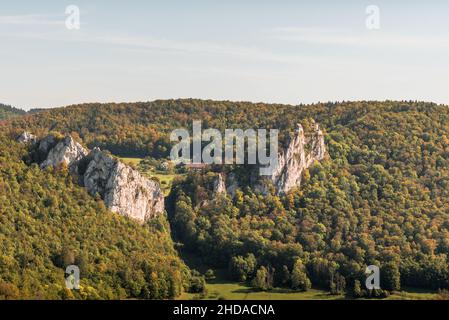 Vista dal punto panoramico Knopfmacherfelsen al Castello di Bronnen, al Parco Naturale dell'Alto Danubio, a Fridingen an der Donau, alle Alpi Svevi, a Baden-Wuerttemberg, Germania Foto Stock