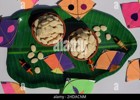 Dolce indiano chiamato Rewri o revdi servito e mangiato durante il festival Makarsankranti. Rewri è fatto di semi di Sesamo e zucchero o gelificazione Foto Stock