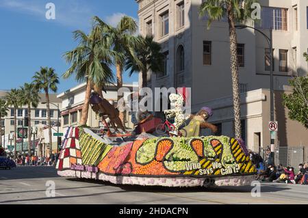 Il galleggiante la Canada Flintridge mostrato durante la Rose Parade del 2022 a Pasadena. Foto Stock
