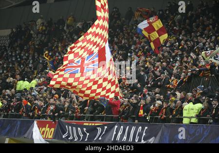 I sostenitori di Lens celebrano la vittoria durante la Coppa di Francia, round del 32, partita di calcio tra RC Lens (RCL) e Lille OSC (LOSC) il 4 gennaio 2022 allo Stade Bollaert-Delelis di Lens, Francia - Foto: Jean Catuffe/DPPI/LiveMedia Foto Stock