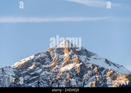 Bel monte Niesen in Svizzera. Montagna svizzera coperta di neve con luce del mattino all'alba Foto Stock