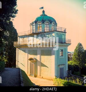 Una veduta della Kaffeehaus ('la Coffe House') nei giardini di Boboli a Firenze, girata con tecnica cinematografica analogica Foto Stock