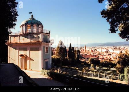 Una veduta della Kaffeehaus ('la Coffe House') nei giardini di Boboli a Firenze, girata con tecnica cinematografica analogica Foto Stock