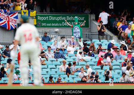 Sydney, Australia. 05th Jan 2022. Folla a SCG durante la partita di prova Ashes 4th tra Australia e Inghilterra al Sydney Cricket Ground di Sydney, Australia, il 5 gennaio 2022. Foto di Peter Dovgan. Solo per uso editoriale, licenza richiesta per uso commerciale. Nessun utilizzo nelle scommesse, nei giochi o nelle pubblicazioni di un singolo club/campionato/giocatore. Credit: UK Sports Pics Ltd/Alamy Live News Foto Stock