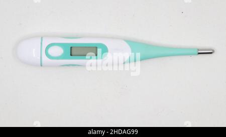 termometro digitale semplice e semplice con lettura in bianco mantenuto isolato su sfondo bianco Foto Stock