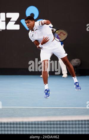 Adelaide, Australia, 5 gennaio 2022. Thiago Monteiro del Brasile serve la palla durante l'ATP single match tra Thiago Monteiro del Brasile e Marin Cilic della Croazia il terzo giorno del torneo di tennis internazionale di Adelaide al Memorial Drive il 05 gennaio 2022 ad Adelaide, Australia. Credit: Peter Mundy/Speed Media/Alamy Live News Foto Stock