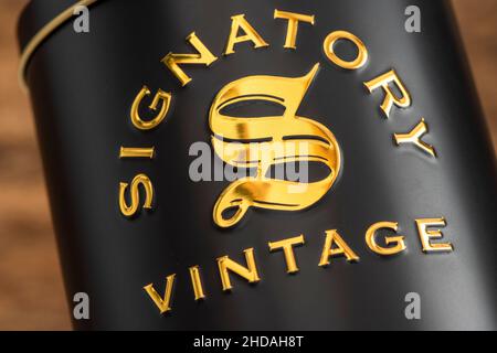 EDIMBURGO, SCOZIA - 04 GENNAIO 2022: Scatola di 11 anni FIRMATARIO VINTAGE single malt scotch whisky Foto Stock