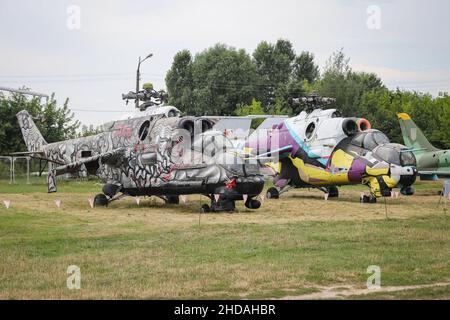 KIEV, UCRAINA - 01 AGOSTO 2021: Elicotteri esposti al Museo dell'Aviazione statale di Oleg Antonov Foto Stock