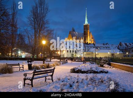 Wroclaw, Polonia - Chiesa della Santa Croce nel crepuscolo invernale Foto Stock