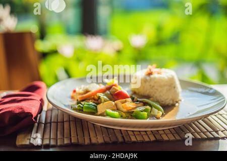 Tradizionale cucina Balinese. Verdure e tofu soffriggere con riso Foto Stock