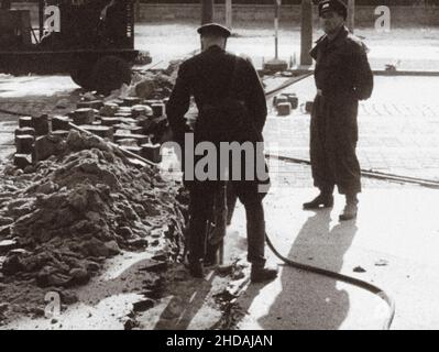 Berlino crisi del 1961. Serie di foto d'archivio raffigura il divieto di viaggio agosto 1961 tra Berlino Est e Ovest e mostra la costruzione di barricate t Foto Stock