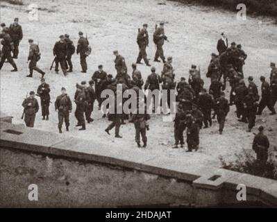 Berlino crisi del 1961. Serie di foto d'archivio raffigura il divieto di viaggio agosto 1961 tra Berlino Est e Ovest e mostra la costruzione di barricate t Foto Stock