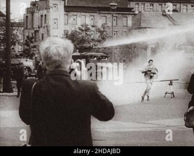 Berlino crisi del 1961. Serie di foto d'archivio raffigura il divieto di viaggio agosto 1961 tra Berlino Est e Ovest e mostra la costruzione di barricate t Foto Stock