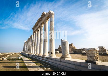 Pilastri, colonne e altri pizzi orginali di manufatti in ricostruzione di Laodicea in Turchia. Storico punto di riferimento greco. Foto Stock