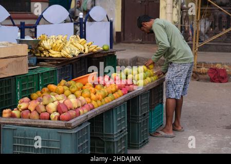 20 dicembre 2021, venditrice indiana di frutta e verdura che vende i propri prodotti alla gente del posto in un mercato locale a Karnataka, India. Foto Stock