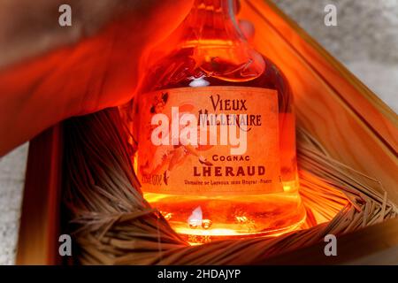 Tyumen, Russia-27 novembre 2021: Lheraud Cognac Vieux Millenaire. Una bottiglia di alcol Foto Stock
