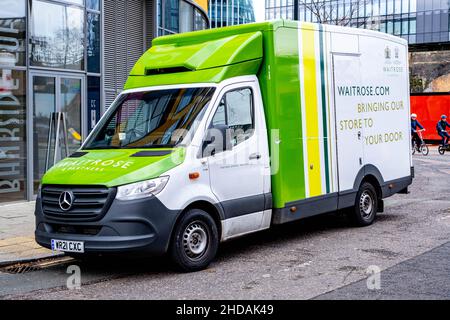 Londra Inghilterra UK Gennaio 02 2022, John Lewis Waitrose Supermarket Home Delivery Van parcheggiato consegna cibo e generi alimentari Foto Stock