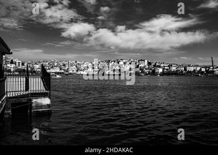 Foto in scala di grigi del paesaggio urbano di Istanbul dal mare, Turchia Foto Stock