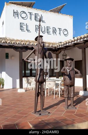 Scultura di Don Chisciotte e Sancho Panza, Hotel el Puerto, Puerto Lápice, Castilla-la Mancha, Spagna Foto Stock