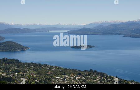 Vista panoramica di Bariloche e dei laghi che la circondano, Nahuel Huapi e El Moreno dalla cima del Cerro otto Foto Stock