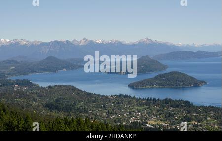 Vista panoramica di parte della città di Bariloche e dei laghi che la circondano, Nahuel Huapi e El Moreno dalla cima del Cerro otto Foto Stock