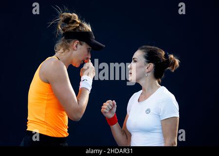 BEATRIZ HADDAD MAIA (BRA) e NURIA PARRIZAS DIAZ (ESP) in azione alla Melbourne Summer 2022 fissata mercoledì 2022 gennaio, Melbourne Park Foto Stock