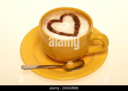Ein Milchkaffee mit einem Herz und einer Liebeserklärung aus Schokolade, Cappuccino, Foto Stock