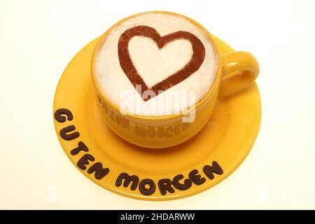 Ein Milchkaffee mit einem Herz und einer Liebeserklärung aus Schokolade, Cappuccino, Foto Stock