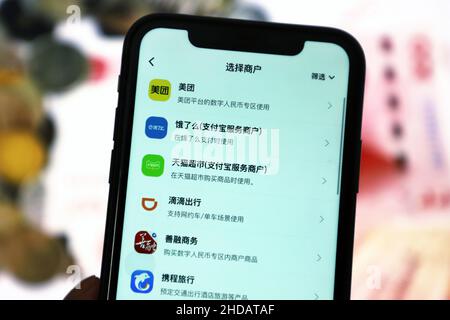 GANZI, CINA - 5 GENNAIO 2022 - Foto scattata il 5 gennaio 2022 mostra una persona che compra un pasto con pagamento e-CNY sul loro telefono cellulare nella città di Ganzi, Sichu Foto Stock