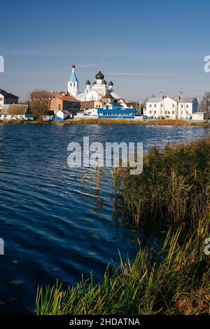 Chiesa bianca sulle rive del fiume blu, Bielorussia Foto Stock