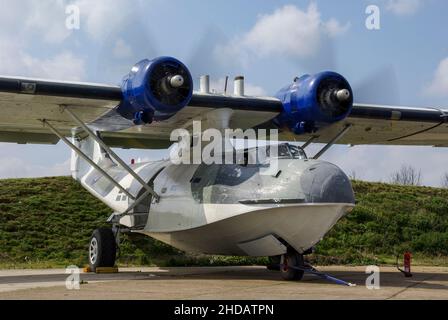 Consolidato PBY-5A Catalina N423RS contrassegnato come RAF JV928 che fa funzionare i suoi motori a North Weald Airfield, Essex, Regno Unito. Ex velivolo militare della Marina degli Stati Uniti Foto Stock