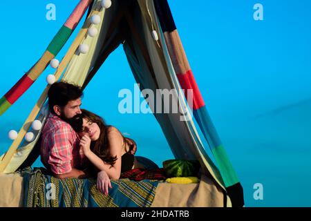 Coppia escursionisti campeggio sulla natura. Amanti romantici in vacanza campeggio. Coppia sul picnic in tenda, stile di vita del campeggio con la ragazza. Foto Stock