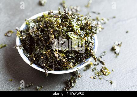 Croccante spuntino alla conca arrosto coreano salato in una ciotola Foto Stock