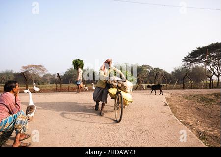 Tehatta, India. 04th Jan 2022. La vita degli abitanti del villaggio è accanto al confine India-Bangladesh nel pomeriggio a Nabin Nagar, West Bengala; India il 04/01/2022. Il coronavirus ha diffuso i suoi tentacoli in villaggi in tutta l'India, svelando uno dei problemi più temuti dell'India di affrontare la pandemia con un'infrastruttura sanitaria fragile e la mancanza di informazioni nelle zone rurali del paese. (Foto di Soumyabrata Roy/Pacific Press) Credit: Pacific Press Media Production Corp./Alamy Live News Foto Stock