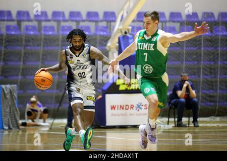 KHARKIV, UCRAINA - 4 GENNAIO 2022 - Guardia di punto Dajuan Graf (L) di BC Kharkivski Sokoly e Guardia di punto Vadym Kozak di BC Khimik sono visti in azione d Foto Stock