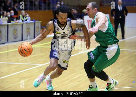 KHARKIV, UCRAINA - 4 GENNAIO 2022 - la Guardia Mike Davis (L) di BC Kharkivski Sokoly e un giocatore di BC Khimik sono visti in azione durante il Ba ucraino Foto Stock