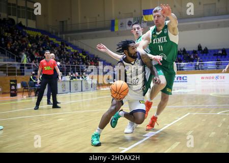 KHARKIV, UCRAINA - 4 GENNAIO 2022 - Guardia di punta Dajuan Graf (L) di BC Kharkivski Sokoly e centro Stanislav Zavadskiy di BC Khimik sono visti in actio Foto Stock