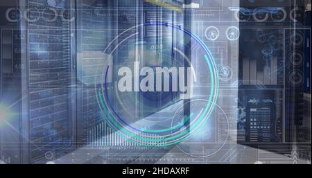 Immagine dell'interfaccia digitale e dell'elaborazione dei dati nella sala server Foto Stock