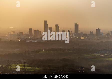 La vista del centro di Manchester da Hartshead Pike una collina a Tameside in Greater Manchester. Foto Stock