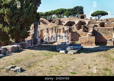 Skyline della città e antichi edifici romani architettura presso gli scavi archeologici in Ostia antica, una bella destinazione di viaggio con ben conservato Foto Stock