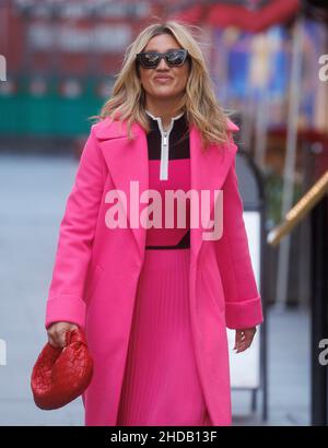 Londra, Regno Unito. 05th Jan 2022. Ashley Roberts lascia gli uffici di Global radio dopo aver presentato il suo programma radiofonico. Credit: Mark Thomas/Alamy Live News Foto Stock