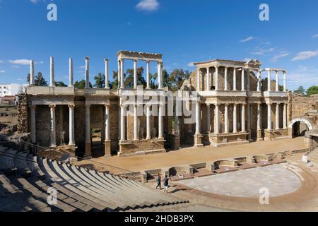 Il teatro romano, Merida, Provincia di Badajoz, Estremadura, Spagna. Il teatro fu originariamente costruito negli anni dal 16 al 15 a.C. L'Ensem Archeologico Foto Stock