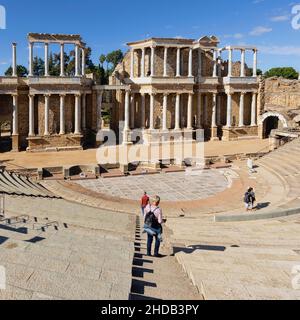 Il teatro romano, Merida, Provincia di Badajoz, Estremadura, Spagna. Il teatro fu originariamente costruito negli anni dal 16 al 15 a.C. L'Ensem Archeologico Foto Stock