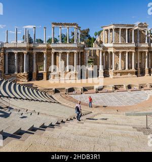 Il teatro romano, Merida, Provincia di Badajoz, Estremadura, Spagna. Il teatro fu originariamente costruito negli anni dal 16 al 15 a.C. L'Ensem Archeologico Foto Stock