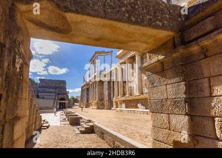 Il teatro romano, Merida, Provincia di Badajoz, Estremadura, Spagna. Il teatro fu originariamente costruito negli anni dal 16 al 15 a.C. L'Ensem Archeologico Foto Stock