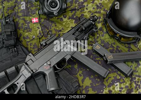 Assortimento di attrezzature tattiche e sub machinegun. Foto Stock