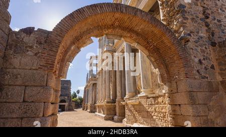 Il teatro romano, Merida, Provincia di Badajoz, Estremadura, Spagna. Il teatro fu originariamente costruito negli anni dal 16 al 15 a.C. L'Ensem Archeologico Foto Stock