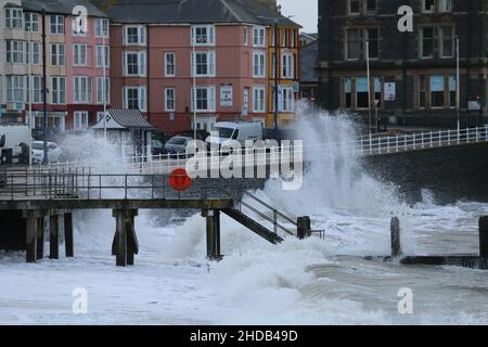 Aberystwyth Wales UK Weather 5th January 2022 . Una giornata di tempesta sulla costa occidentale del Galles, un vento invernale amaro con onde giganti che si infrangono sul lungomare, Credit: mike davies/Alamy Live News Foto Stock